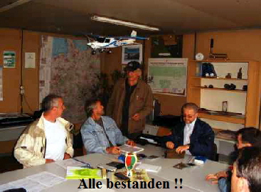 Theorieprfung: der Prfer wertet die Prfung aus und wnscht allen schne Flge