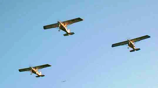 Drei C 42 beim Verbandtraining, von Motorflugzeugen nur noch am Geräusch zu unterscheiden